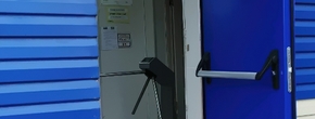 Пример работы в декабре: противопожарная дверь «Антипаника» для входа на предприятие